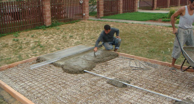 Армирование и заливка бетона для укладки тротуарной плитки
